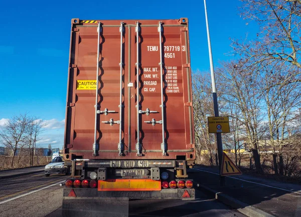 Dettaglio del container marittimo in acciaio da trasportare su un carico — Foto Stock