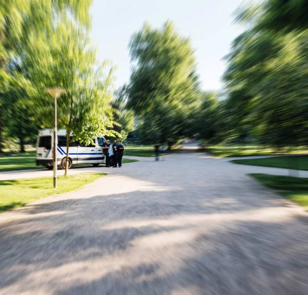 Police officers near van protecting the Contades Park near Stras — Stock Photo, Image