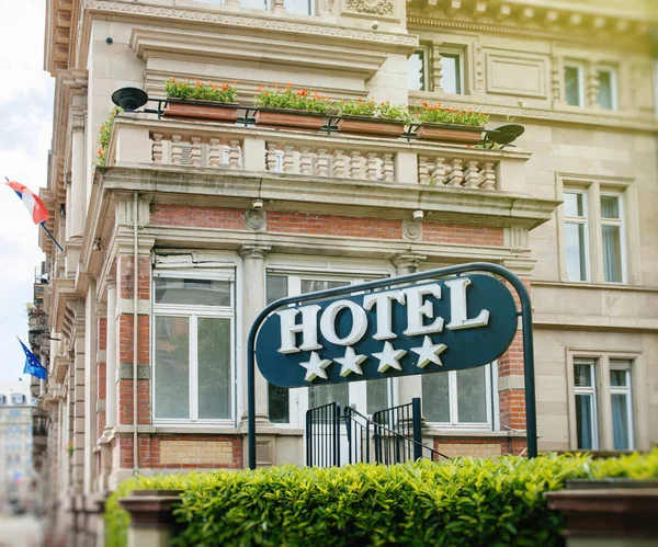 Puolella näkymä neljän tähden moderni hotelli kaupungissa — kuvapankkivalokuva