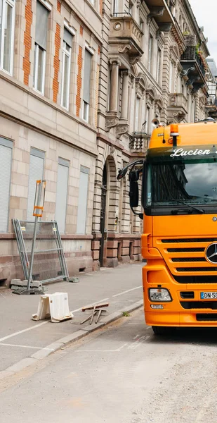 Actros 2660 Mercedes-Bezn truck in ruban enviroment — Stock Photo, Image