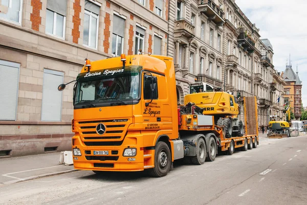 Actros 2660 Mercedes-Bezn truck in ruban enviroment — Stock Photo, Image