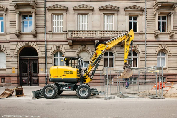 Wacker Neuson Pelle jaune travaillant en milieu urbain — Photo