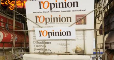 sokak arka plan üzerinde uluslararası haber gazetesi