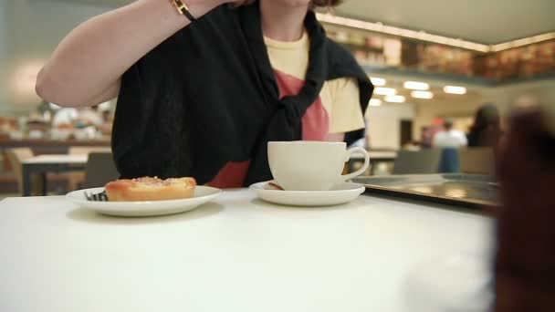 Tett Innpå Kvinnen Svart Blandet Kaffe Med Skje Kake Tallerken – stockvideo
