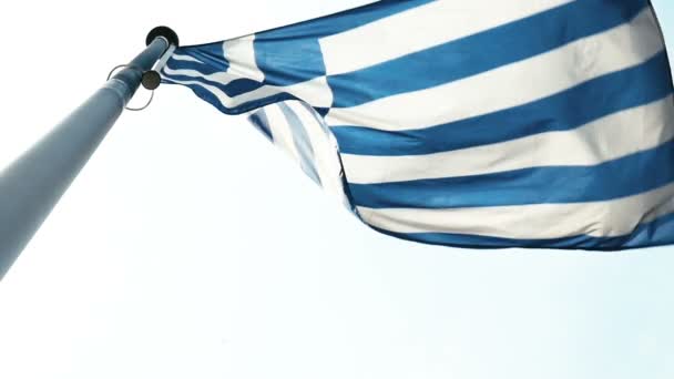 在蓝天背景下希腊国旗的关闭 — 图库视频影像