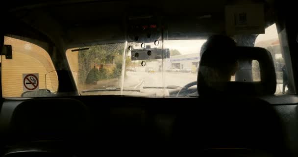 Motorista britânico através de vidro de táxi de segurança — Vídeo de Stock