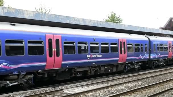 United Kingdom Circa 2017 Great Western Railway Blue Train Leaving — Stock Video