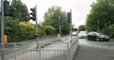 Oxford, İngiltere - 2016 yaklaşık: arabalar ve otoyol görünümünde yağmurlu bir gün Oxford, İngiltere