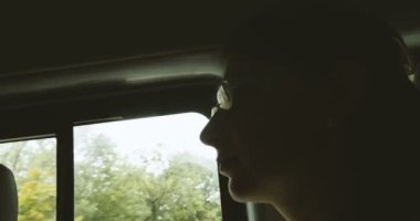 Close-Up yakınındaki tren penceresi gözlüklü kadın