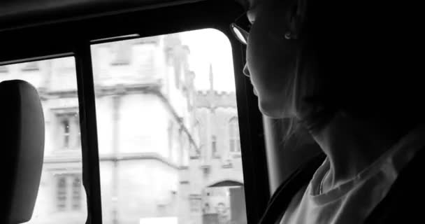 Zbliżenie Kobieta Okularach Pobliżu Okna Pociągu Czarno Białe — Wideo stockowe