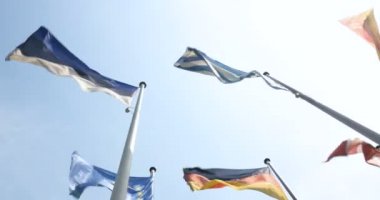 Mavi gökyüzü arka plan üzerinde bayraklar Close-Up