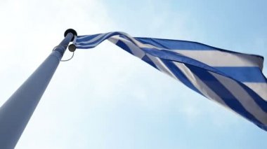 Yunanistan bayrağının mavi gökyüzü arka plan üzerinde yakın çekim