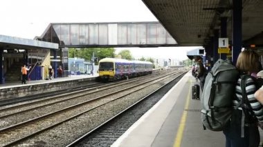 Amerika Birleşik Devletleri - 2017 yaklaşık: İnsanlar ve büyük Batı demiryolu tren istasyonu terk Platform