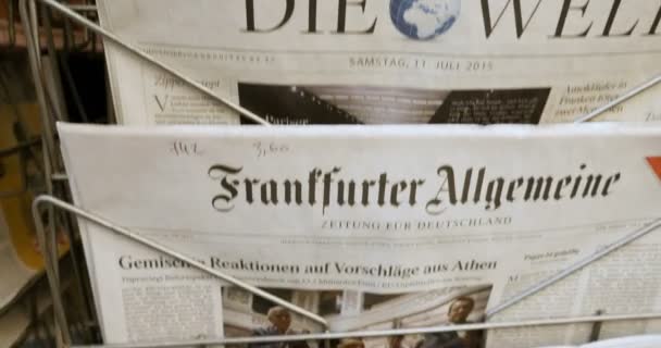 Zeitung Mit Internationalen Nachrichten Zum Hintergrund Der Straße — Stockvideo