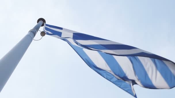 Close Van Griekenland Vlag Blauwe Hemelachtergrond — Stockvideo