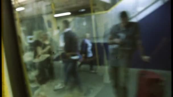 Nahaufnahme Von Personen Die Auf Dem Bahnhof Durch Ein Zugfenster — Stockvideo