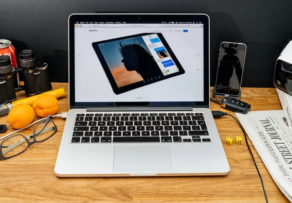 De Computers van Apple op de nieuwste aankondigingen Wwdc van ipad pro ios 11 — Stockfoto