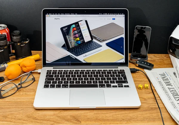 De Computers van Apple op de nieuwste aankondigingen Wwdc van ipad pro slimme k — Stockfoto