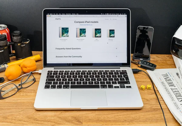 De Computers van Apple op de nieuwste aankondigingen Wwdc van ipad pro vergelijken — Stockfoto