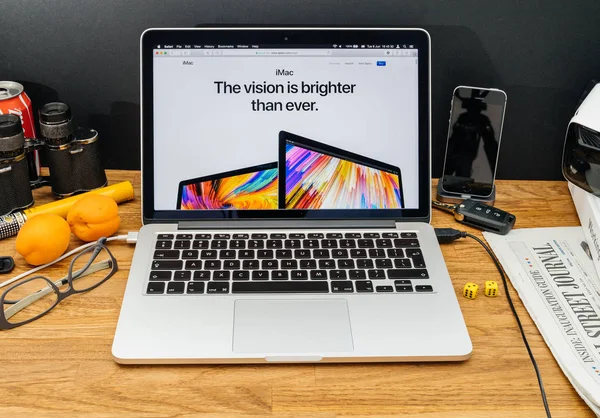 De Computers van Apple op de nieuwste aankondigingen Wwdc van imac — Stockfoto