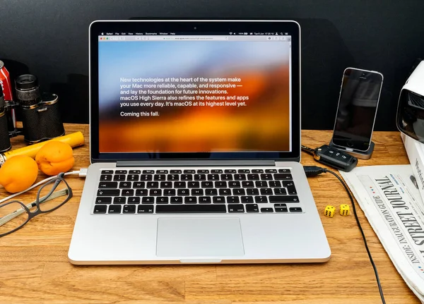 De Computers van Apple op de nieuwste aankondigingen Wwdc van macos hoge sierr — Stockfoto