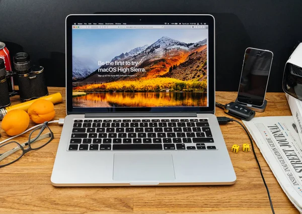 De Computers van Apple op de nieuwste aankondigingen Wwdc van — Stockfoto