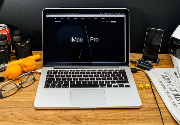 De Computers van Apple op de nieuwste aankondigingen Wwdc van imac Pro-Welkom — Stockfoto