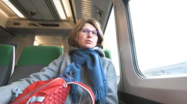 kadının içinde tren vagon