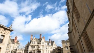 güneşli bir günde Binaları ile sokak yolda yürürken insanlar