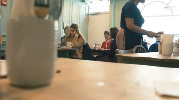 年轻学生妇女在牛津咖啡馆 Turl 街道厨房吃 — 图库视频影像