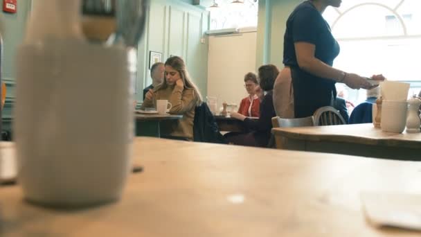 Jovem Estudante Mulher Comer Oxford Café Turl Street Kitchen — Vídeo de Stock