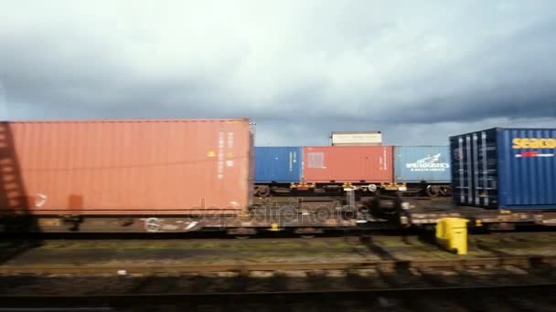Несколько контейнеров на железнодорожной платформе — стоковое видео