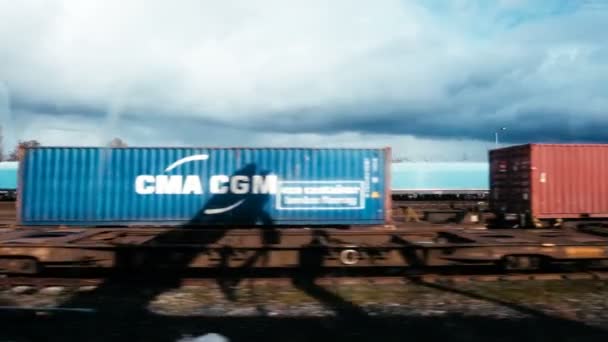 Flera containrar på järnväg plattform — Stockvideo