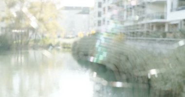 Çözülmüş soyut örümcek ağından bak - çözünmüş daireleri olan bir örümcek ağının yakın çekim makrosu arka planda emlak binaları - bir rüya ev konsepti, ipotek finansmanı