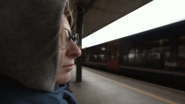 Brillenträgerin Wartet Auf Bahnhof — Stockvideo