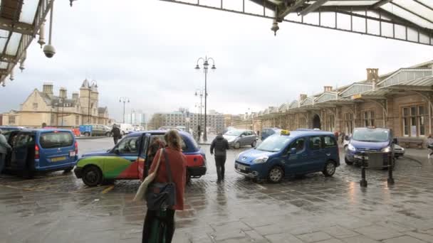 Autók Épületek Napsütéses Napon Utcai Úton — Stock videók