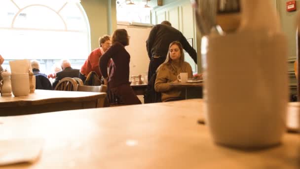 Jonge Student Vrouw Eten Oxford Café Turl Street Keuken — Stockvideo