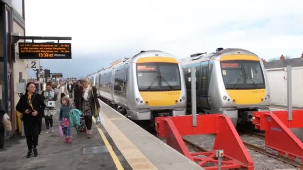 Close Pessoas Andando Estação Ferroviária Perto Trens — Vídeo de Stock