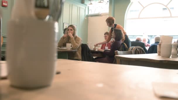 Jonge Student Vrouw Eten Oxford Café Turl Street Keuken — Stockvideo