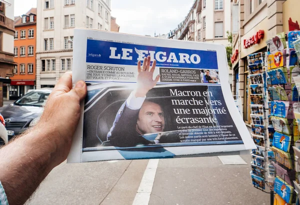 エマニュエル ・ マクロン付き le Figaro 押してフランス ビフェニルに反応 — ストック写真