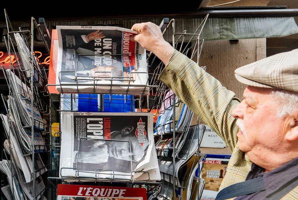 Старший чоловік Куплю прес реакції на французький виборів у законодавчий 2 — стокове фото