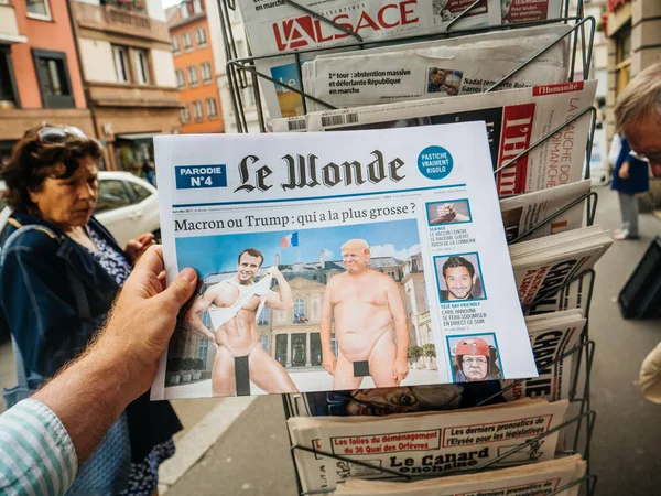 Le wonde Donald Trump e Emmanuel macron nus em Le Wonde — Fotografia de Stock