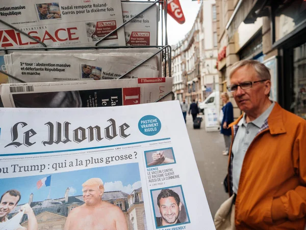Hombre mayor comprar francés reacciones de prensa a francés legislador ele —  Fotos de Stock