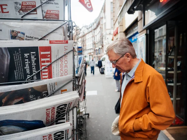 Старший чоловік Куплю французький прес реакції на французький законодавчих елеме — стокове фото