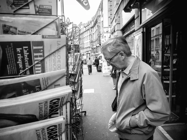 Hombre mayor comprar francés reacciones de prensa a francés legislador ele — Foto de Stock