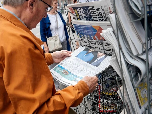 Último homem comprar imprensa inglesa sobre electi geral de Reino Unido — Fotografia de Stock