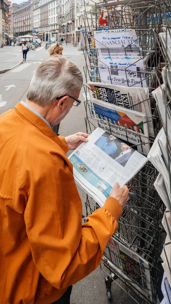 Starší muž koupit anglickém tisku o obecné electi Velká Británie — Stock fotografie