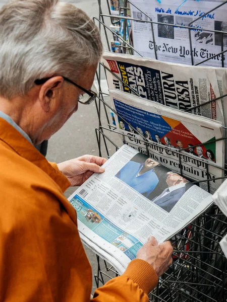 Ανώτερος άνθρωπος αγοράσει ελληνικά τύπου σχετικά με το Ηνωμένο Βασίλειο γενική electi — Φωτογραφία Αρχείου