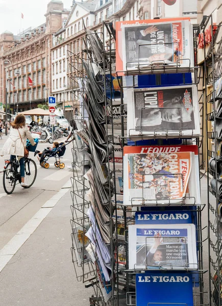 Francouzská a mezinárodní tisk reakce na francouzské legislativní e — Stock fotografie