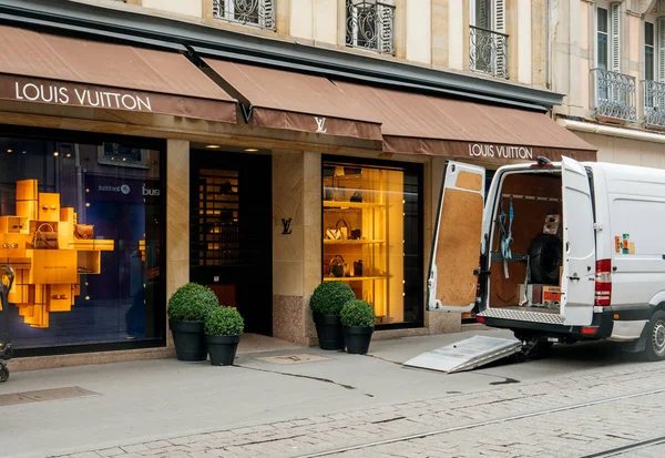 Lieferwagen für das Modehaus louis vuitton — Stockfoto